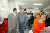 O governador Roberto Requi�o e o presidente da Braspetro, S�rgio Machado entram no  Centro de Excel�ncia em Defesa Ambiental CEDA-Taguag�, no porto. Foto: Denis Ferreira - SEMA